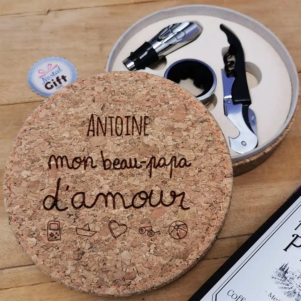 Coffret Cadeau Vin : Coffret en liège personnalisé et ses accessoires de vin – Beau-Papa d’amour – Image 2