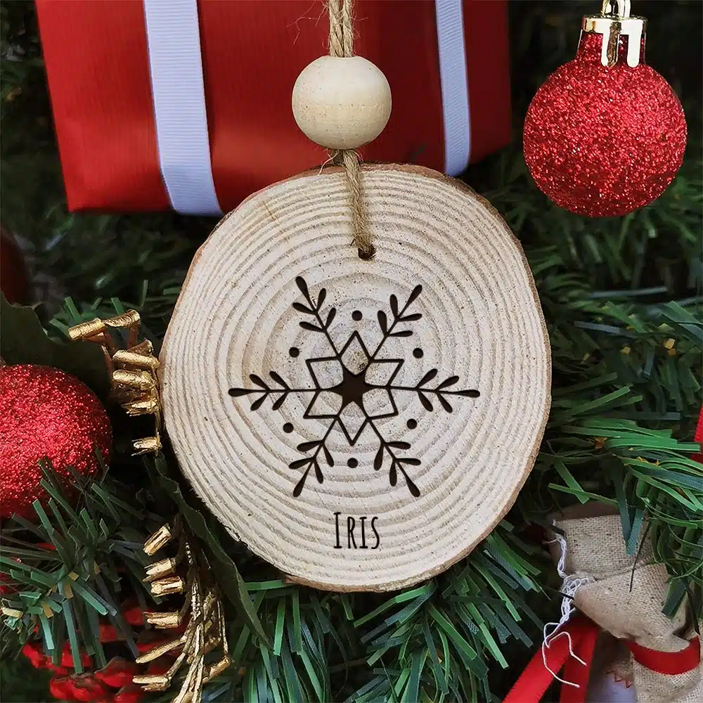 Boule de noël en bois – Personnalisé avec le prénom – Flocon de Noël – Image 3