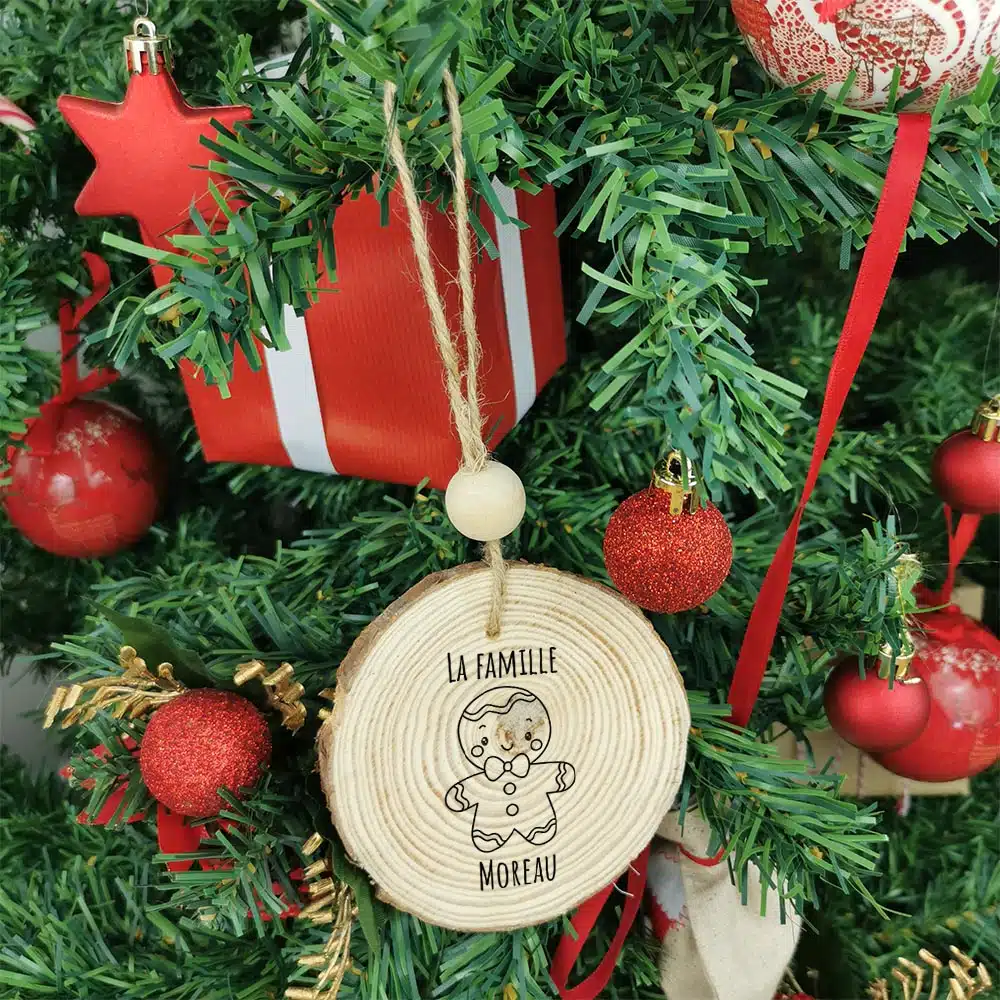 Boule de noël en bois – Personnalisé avec le nom de famille – Bonhomme Pain d’épice – Image 4