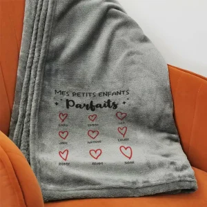 Plaid doux gris “Mes petits enfants parfaits” – De 2 à 12 prénoms – Cadeau mamie, papy personnalisé